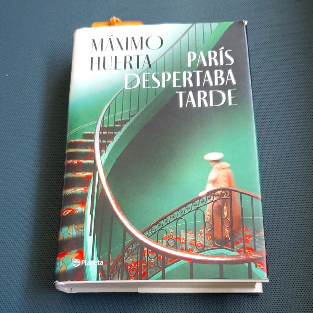París Despertaba Tarde by Máximo Huerta